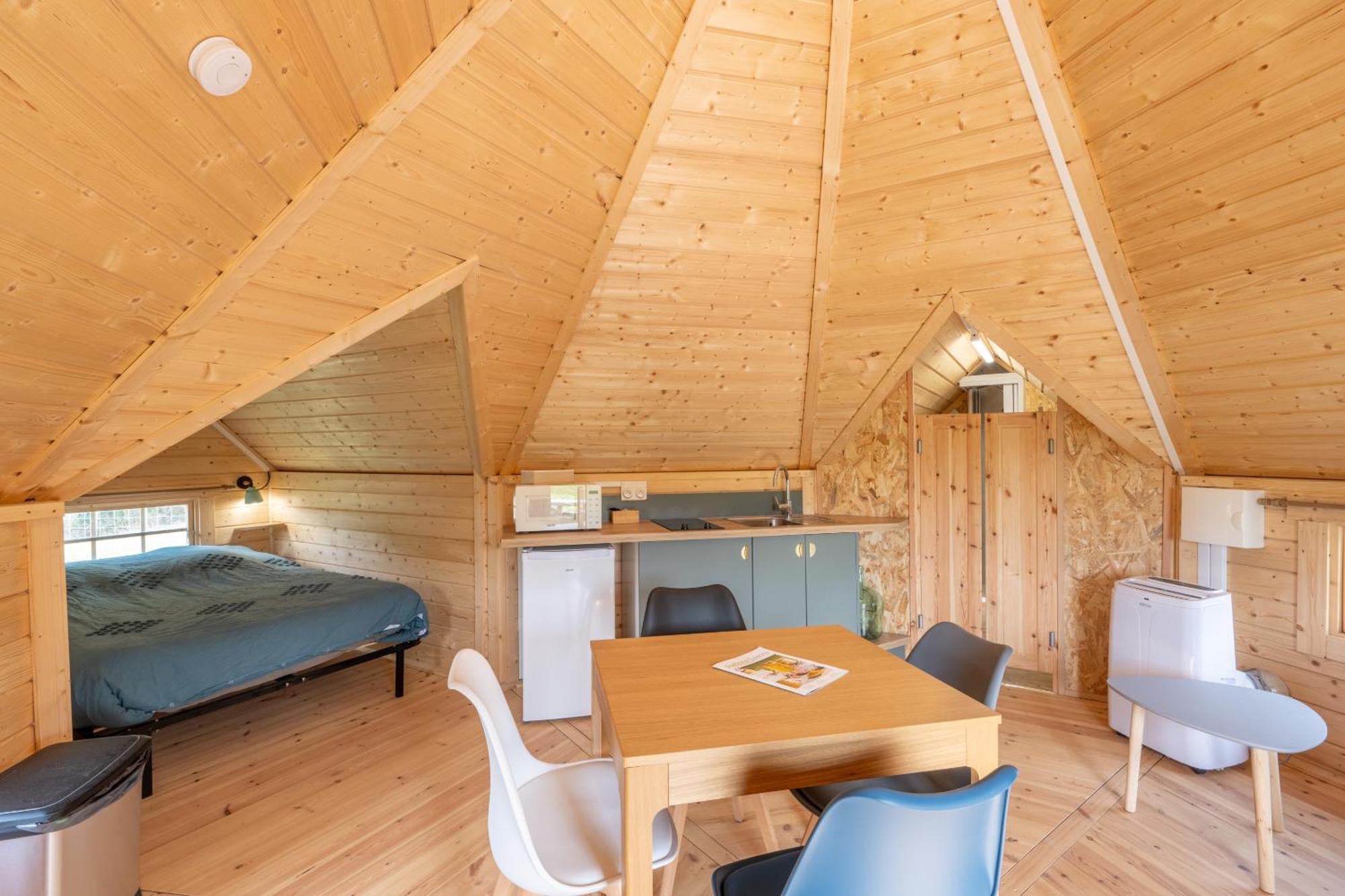 Logements Insolites A La Ferme - Yourte, Kota Ou Pod Farbus الغرفة الصورة