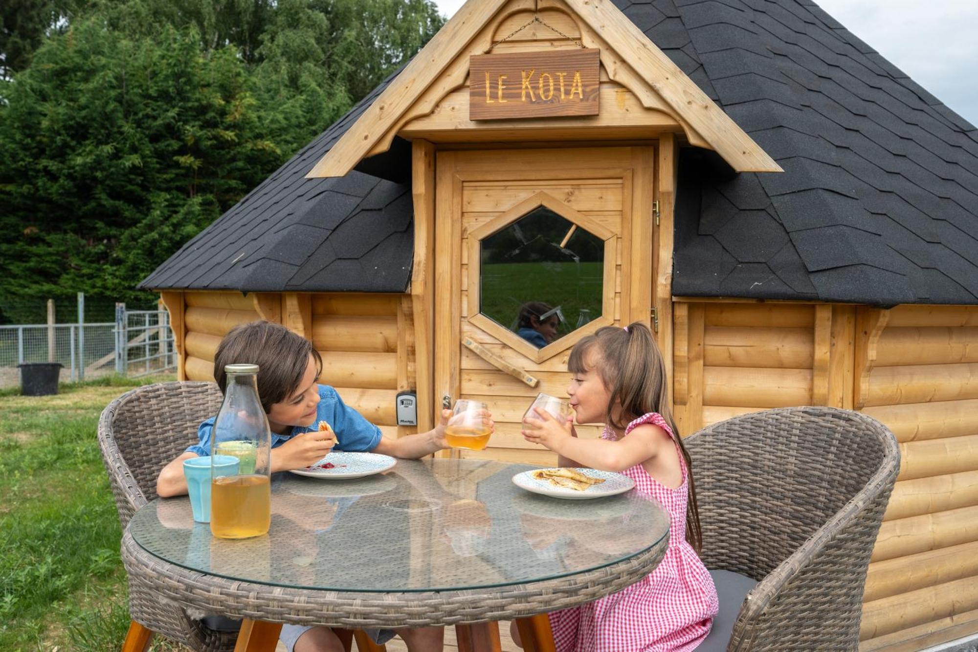 Logements Insolites A La Ferme - Yourte, Kota Ou Pod Farbus الغرفة الصورة